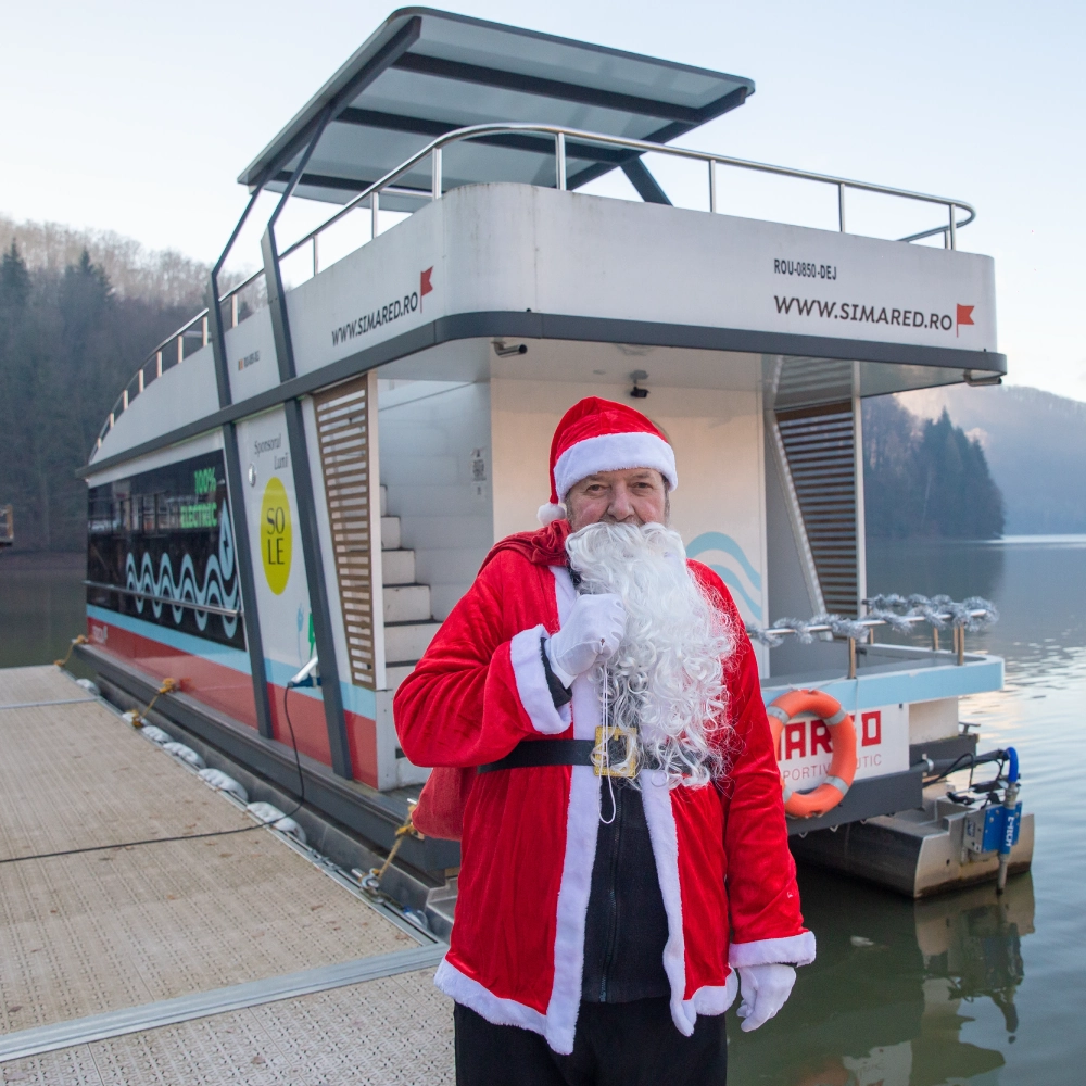 Vaporașul lui Moș Crăciun circulă pe lacul Firiza