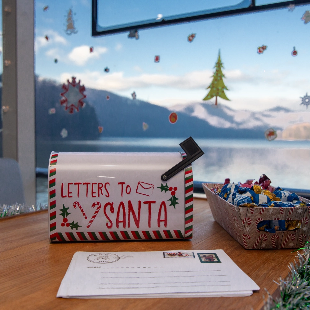 Scrisoare pentru Moș Craciun scrisă pe vaporașul electric Friza