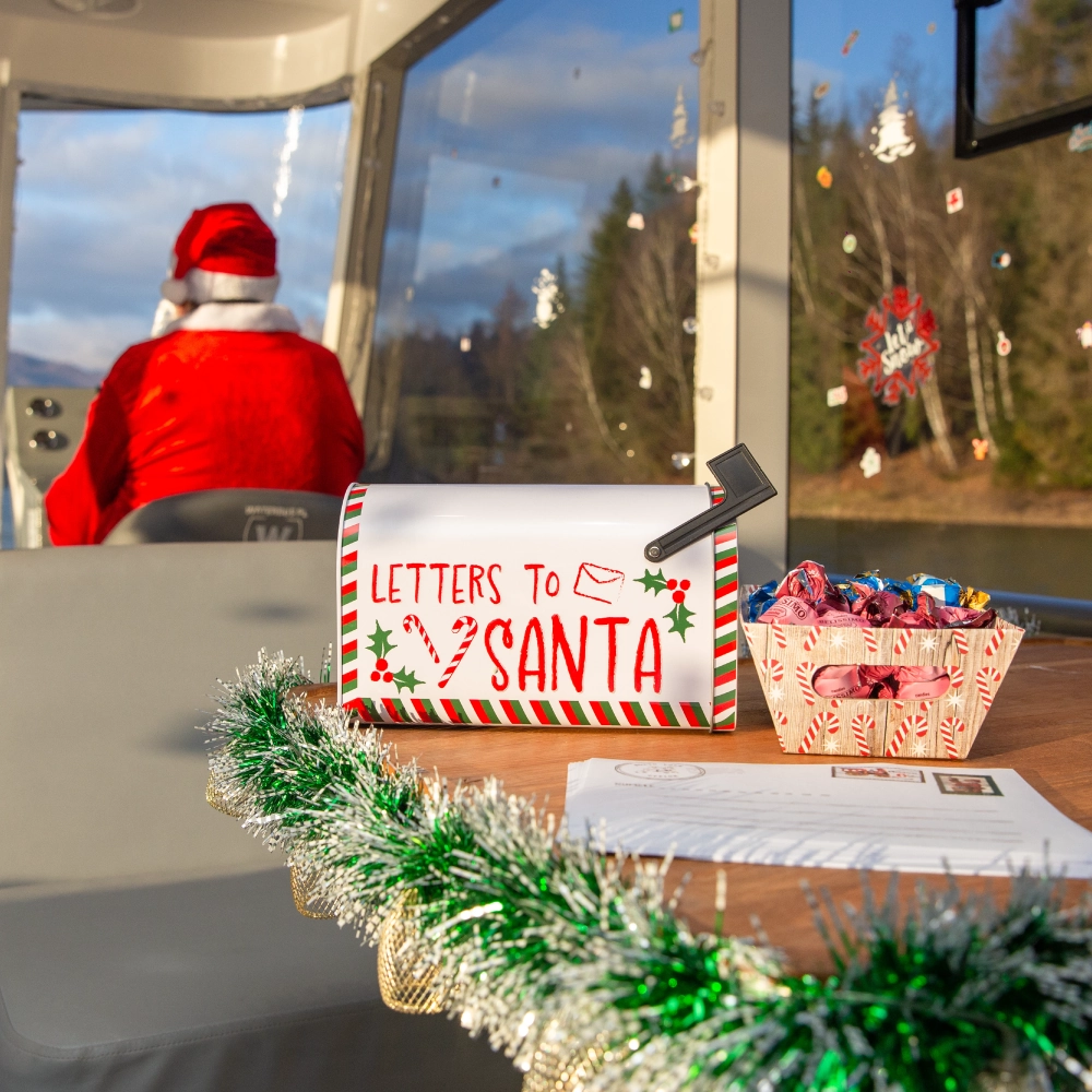 Vaporașul lui Moș Crăciun circulă pe lacul Firiza