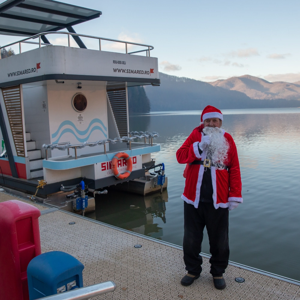 Vaporașul lui Moș Crăciun circulă pe lacul Firiza